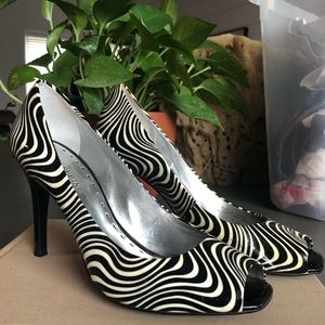 B&W Abstract Print Peep-Toe Patent Leather Heels